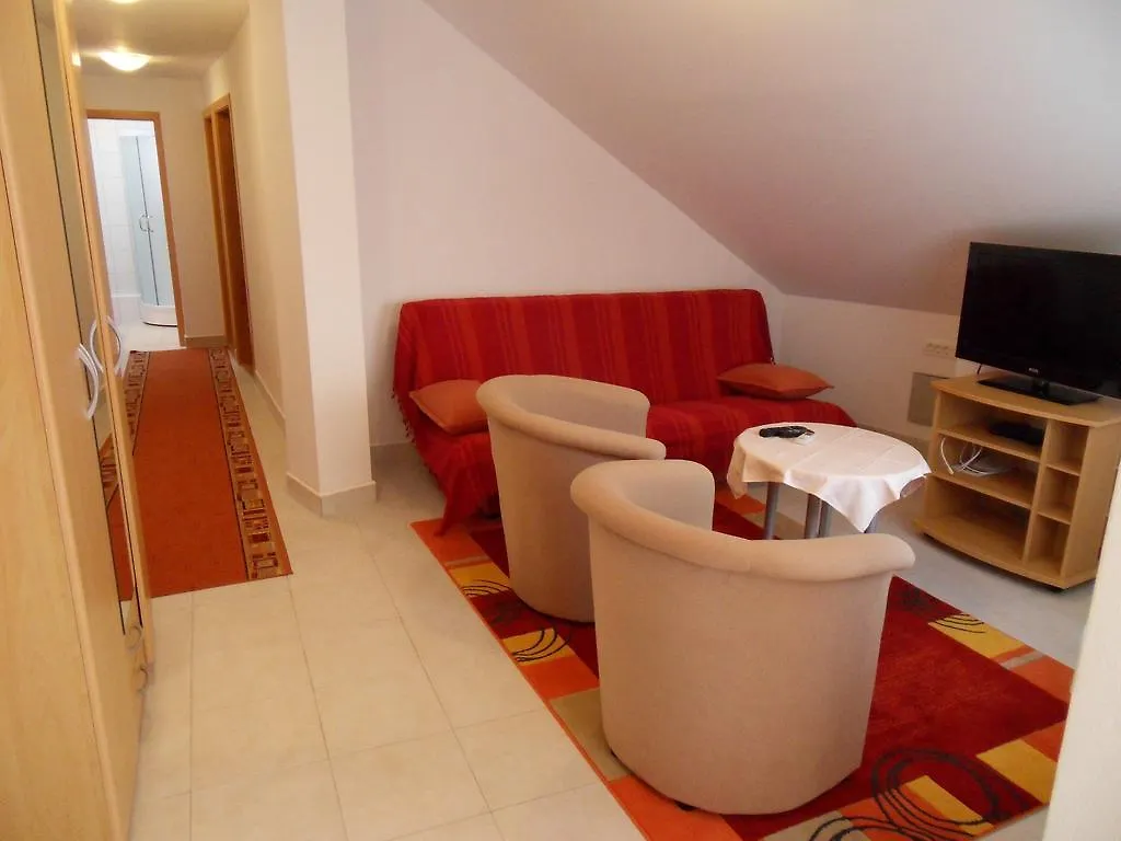 Apartments Petricevic 2 Selce